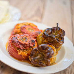 Vegane gefüllte Tomaten und Paprika mit Reis – mediterranes Gemüsegericht bei Tamara’s Mittagstisch