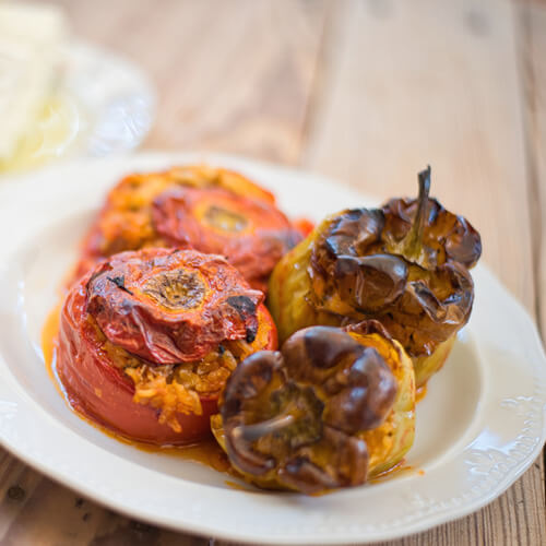 Vegane gefüllte Tomaten und Paprika mit Reis – mediterranes Gemüsegericht bei Tamara’s Mittagstisch