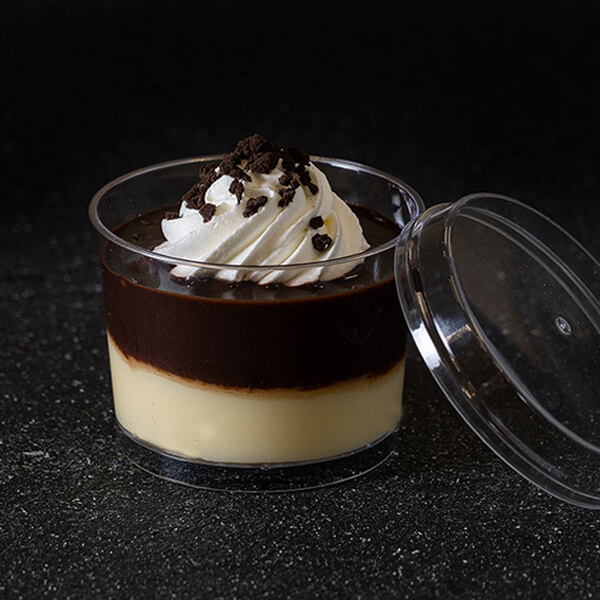 Profiterol im Becher mit Schokoladensauce – Dessert bei Tamara’s Mittagstisch
